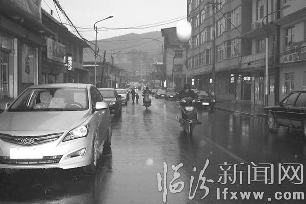 雨霧下的黑龍關鎮,似乎在印證小黑龍的傳說。