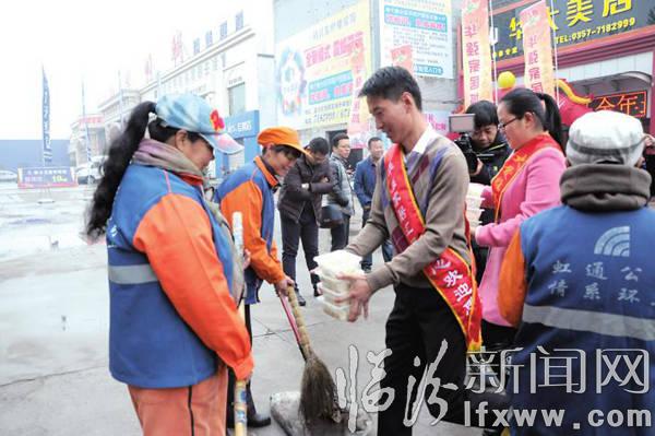 愛心企業(yè)及人士為臨汾環(huán)衛(wèi)工人送去熱氣騰騰的餃子