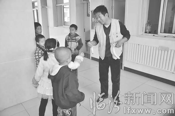 臨汾老李:雖身患疾病 但仍關愛兒童