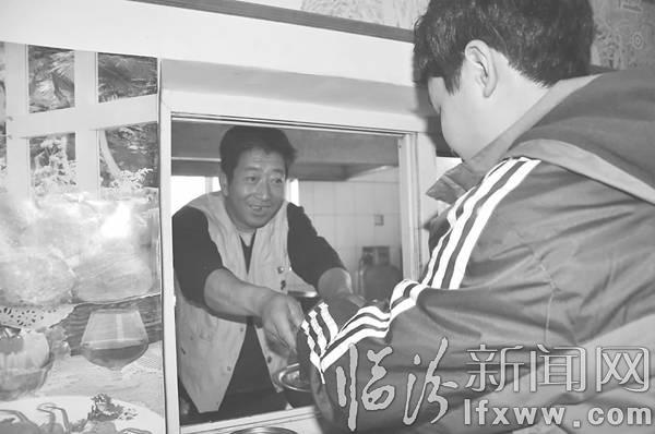 臨汾老李:雖身患疾病 但仍關愛兒童