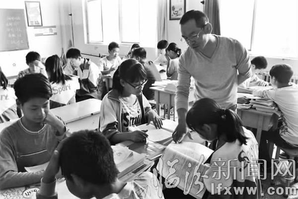 張忠峰在指導學生。