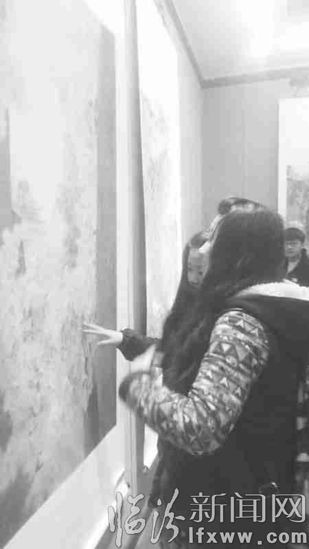 圖為美術愛好者參觀畫展