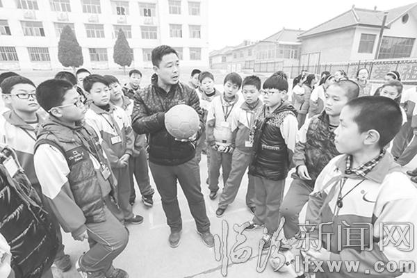 西街小學教練李明亮正在講足球知識