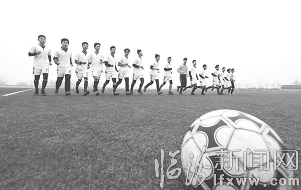 先成中學男子足球隊正在訓練