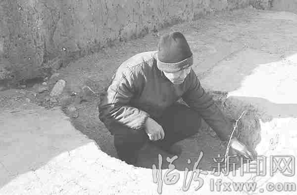 賀福奎介紹陶寺遺址考古挖掘過程中應(yīng)注意的事項(xiàng)。