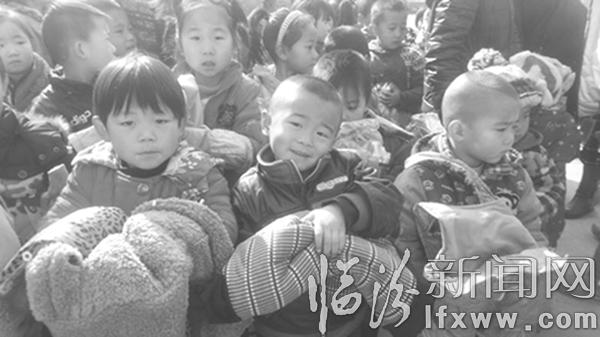 孩子們收到愛心衣物