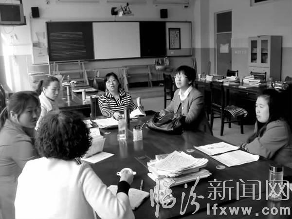 老師們在進行小組教研。