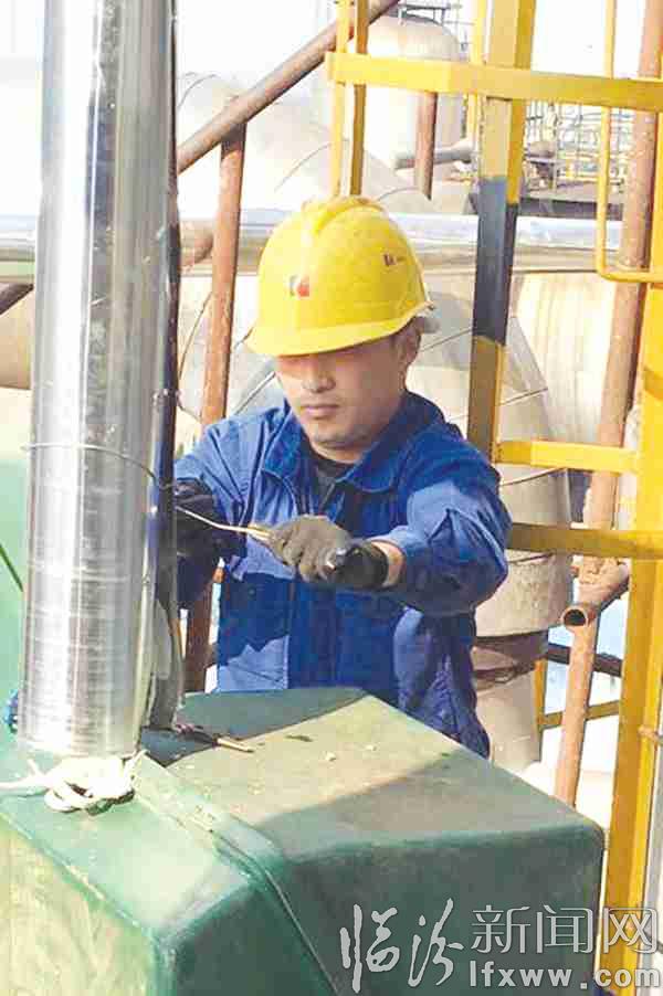 孫強對機器進行維修