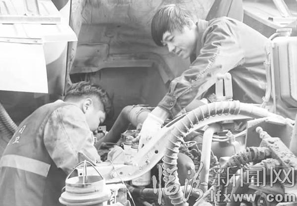 臨汾:嚴寒酷暑 輾轉在環衛車間的維修工