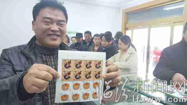 臨汾市民:排隊(duì)購(gòu)猴票 新年喜洋洋