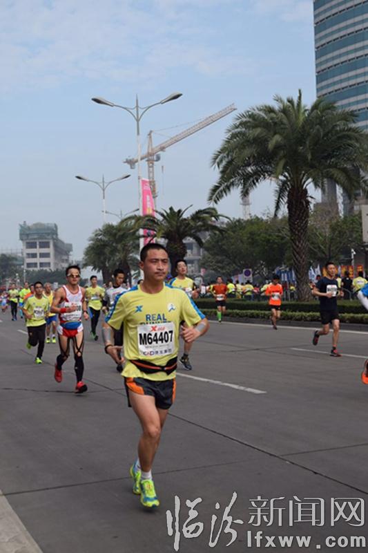 挑戰自我 洪洞小伙跑完廈馬全程