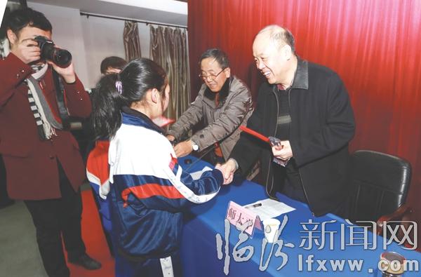 為獲獎學生頒獎