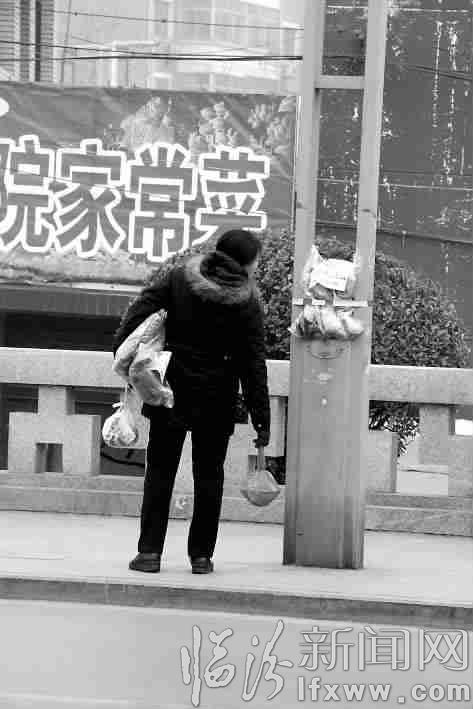 需求者正在看衣物信息。