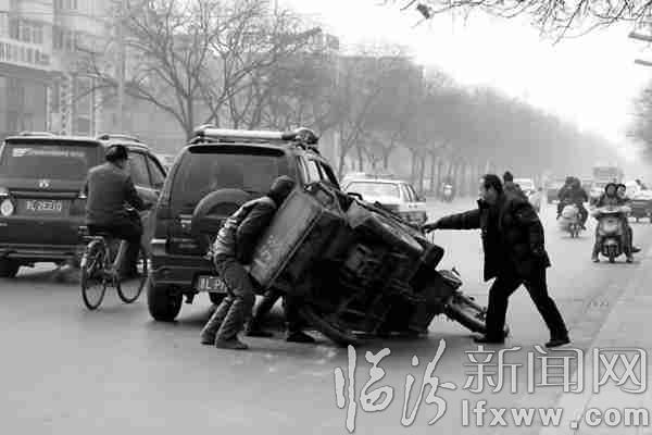 臨汾:轎車拉著三輪跑不慎側翻很危險