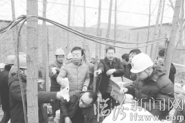 臨汾鄉(xiāng)賢街辦事處:慰問搶險(xiǎn)工人