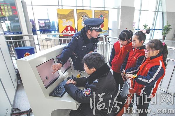 車站民警講解﹃三品﹄檢測。