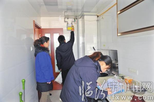 用戶家中認真安檢。