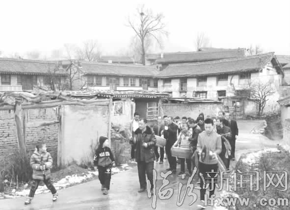 古縣北平人拜年有“新意”敲鑼打鼓組團(tuán)串門