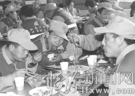 臨汾市160余名環(huán)衛(wèi)工人歡聚一堂 歡度除夕共享愛心年夜飯