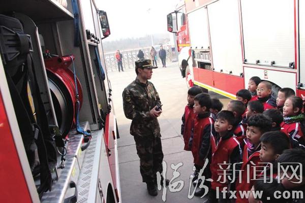 假期走進(jìn)消防隊(duì)變身小小消防員