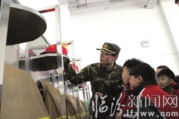 假期走進(jìn)消防隊(duì)變身小小消防員