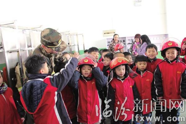 假期走進(jìn)消防隊(duì)變身小小消防員