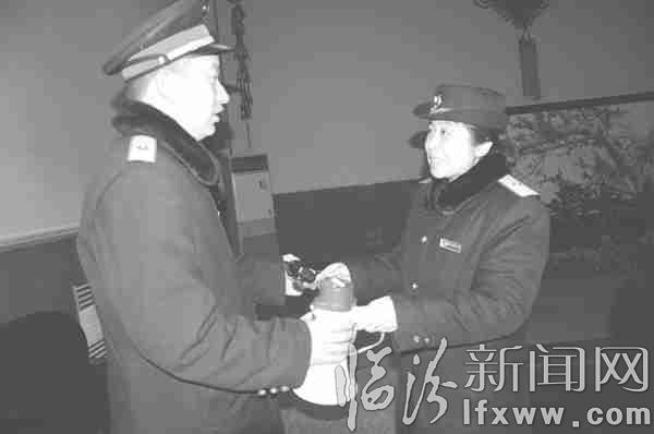 春運(yùn)“夫妻檔”:奮戰(zhàn)在一線崗位上的工作人員