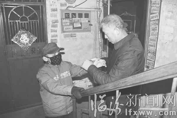 出樓門前,王雙平為兒子細心地戴上手套。