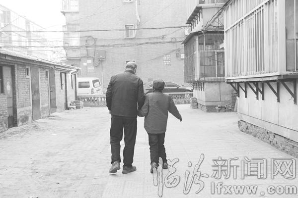 父子倆的身影成了小區獨特的風景。