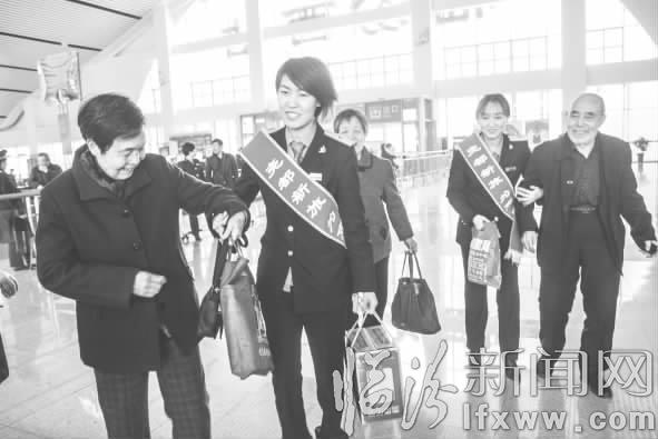 踐行雷鋒精神 臨汾西站志愿者攙扶老人受稱贊
