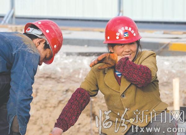 忙里偷閑擦擦汗。謝成會,46歲,來自重慶。