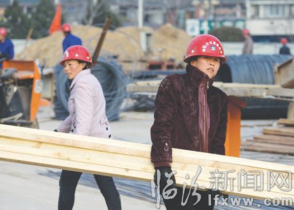 不比男人搬得少。謝忠芬,45歲,來自重慶。