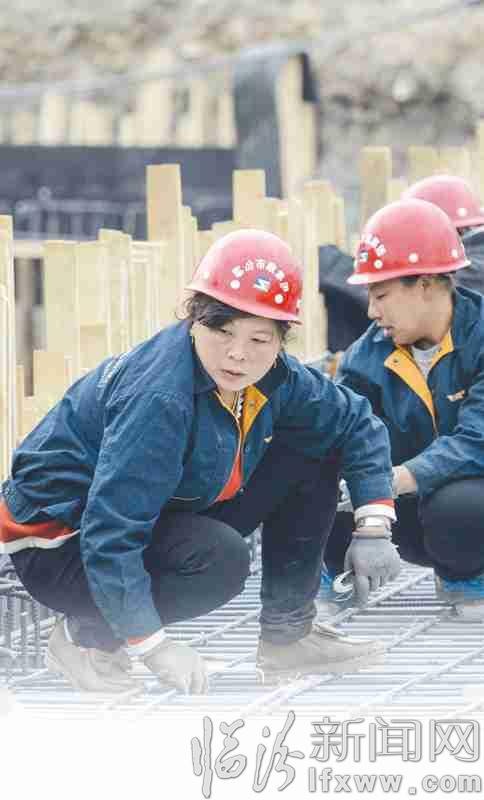鼓樓南北街改造工程中的女人們如何過“三八”鼓樓南北街改造工程中的女人們如何過“三八”