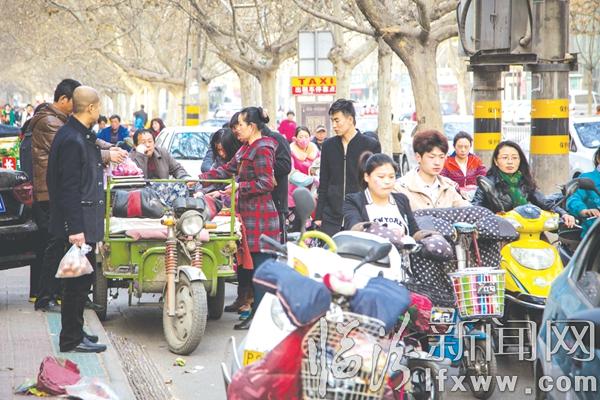 非機動車道全成了商販的地盤