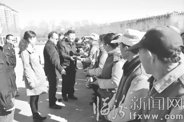 臨汾1000余名環衛工人喜領手機