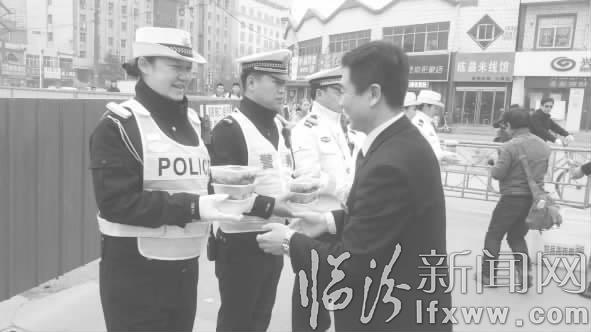 臨汾:送上“暖心”午餐 關愛執勤“警花”