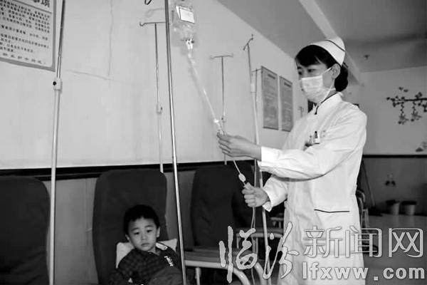 焦一倞在給兒童打點滴。