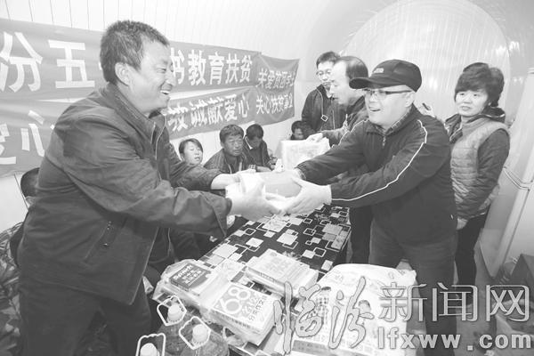 臨汾愛(ài)心人士:把圖書(shū)送給孩子