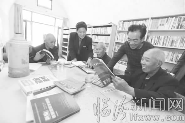 浮山“書癡”唐雄飛藏書45載 利己為民不耽誤