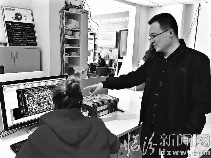 尉志軍正在對設計人員提出修改意見。