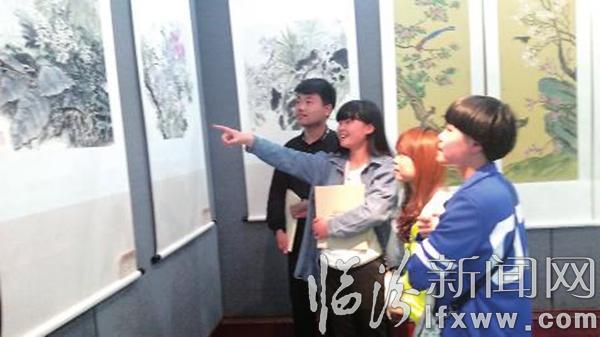 繪畫(huà)愛(ài)好者正在欣賞“花鳥(niǎo)”佳作。