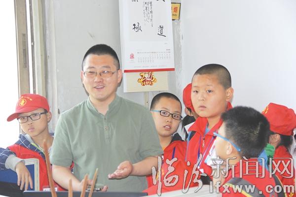 大記者“講課”