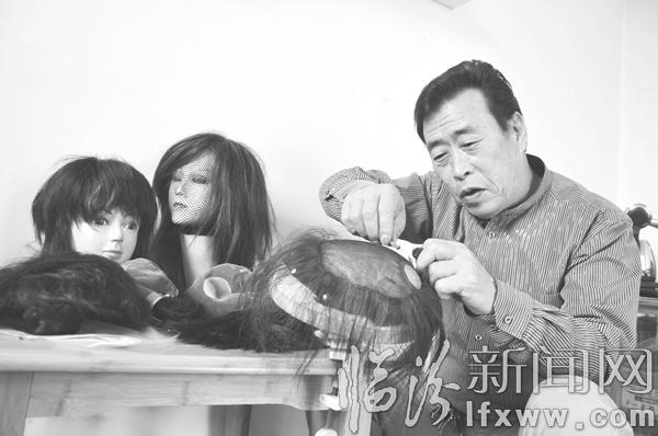 肖珠正在制作頭套