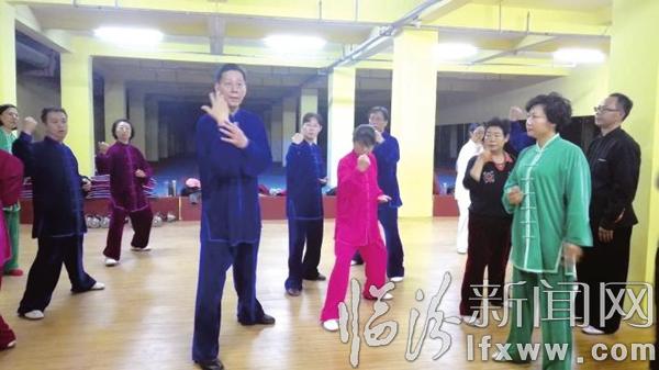 臨汾秦義生:悉心講解 傳授“太極八法”