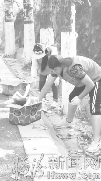 蒲縣:志愿者撿拾垃圾 引導文明出游