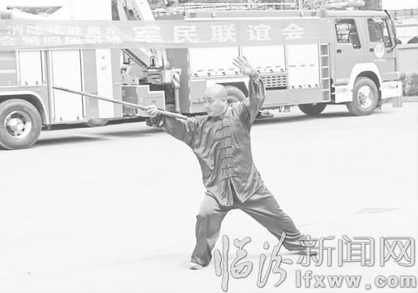 洪洞消防戰士表演“電鋸開瓶”秀絕活