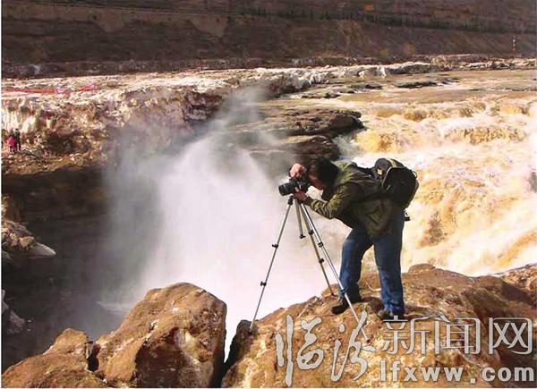 饒二保正在專心創作。于靜華攝