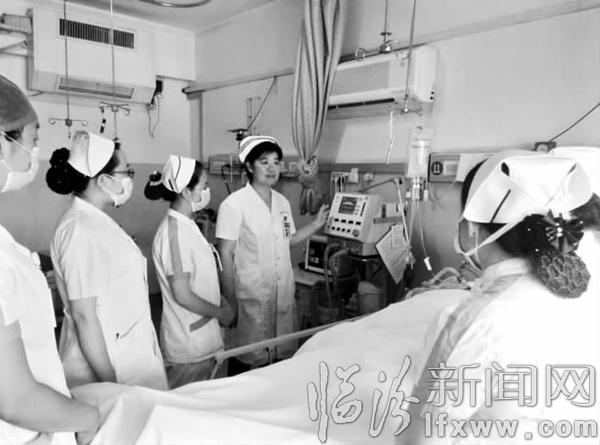 高青(中)為科室的護(hù)士們講解操作規(guī)程。