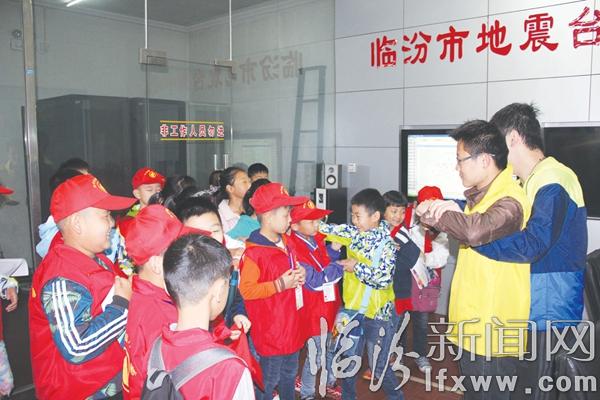 工作人員教小記者擁擠時如何自救