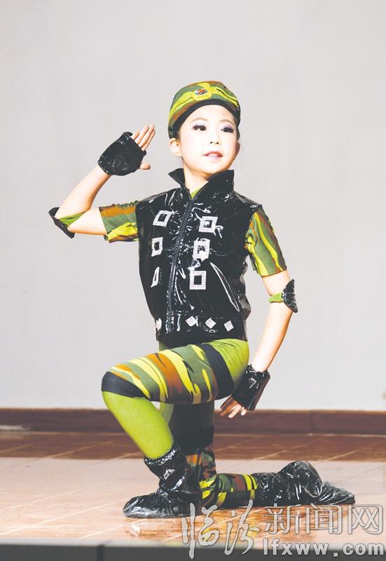 小女兵英姿颯爽